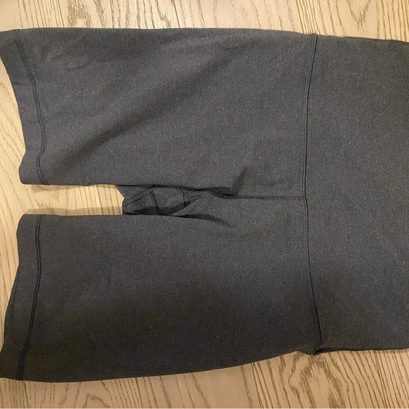 BNWT Everlane Bike Shorts Perform Dark Grey - Picture 3 of 5